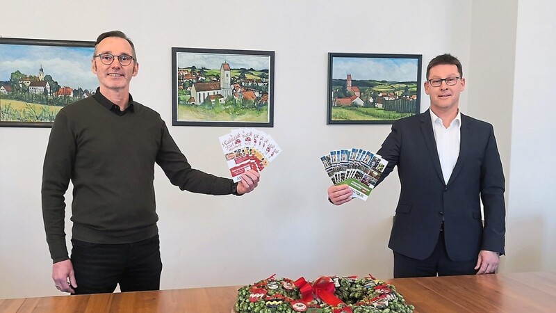 Winfried Stark (links) übergab im Rathaus die neuen Flyer mit dem Stadtführerprogramm an Bürgermeister Helmut Fichtner.