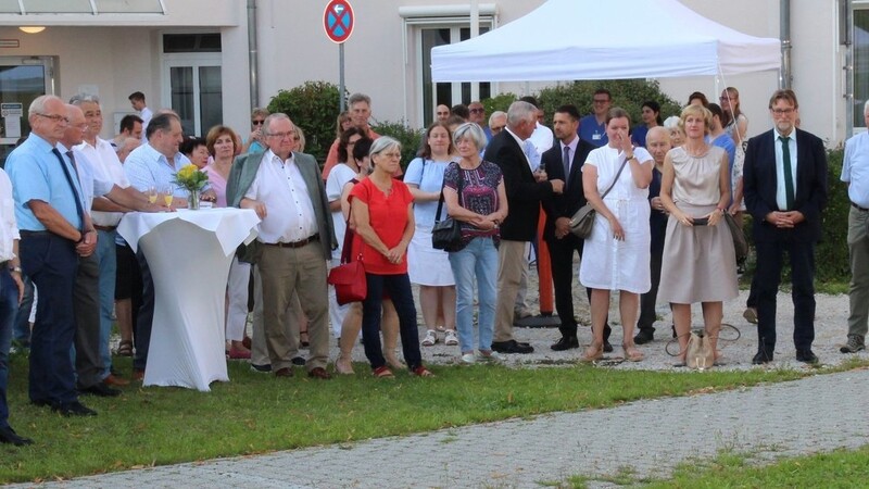 Eine Vielzahl von Gästen - an der Spitze die Landräte Martin Neumeyer (Kelheim) und Martin Wolf (Pfaffenhofen) - nahmen an den Einweihungsfeierlichkeiten teil.