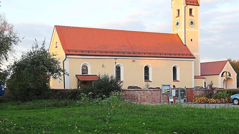 Das Denkmalamt lehnt ein zweigeschossiges Gebäude neben der Ulrichskirche ab. Deswegen mussten die Planungen für das Dorfgemeinschaftshaus völlig neu gemacht werden.