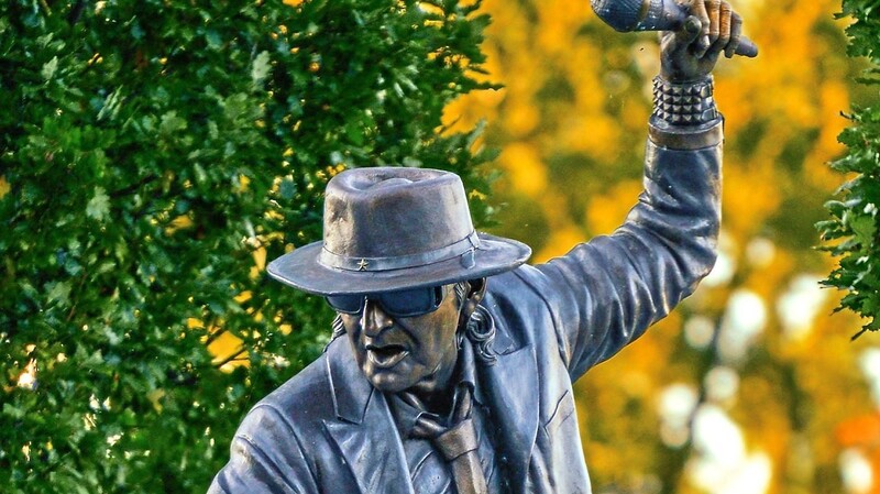 Die Statue von Udo Lindenberg erinnert an die Musikerlegende.