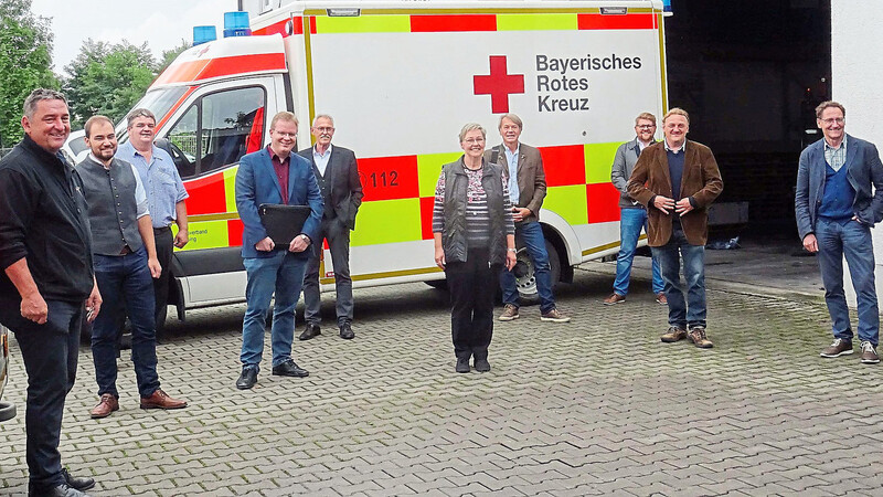 Setzten sich schon im September für mehr Sicherheit für die Bürger ein: Rotes Kreuz und alle Bürgermeister des Bereichs, für den die Rettungsstation Nandlstadt da ist.