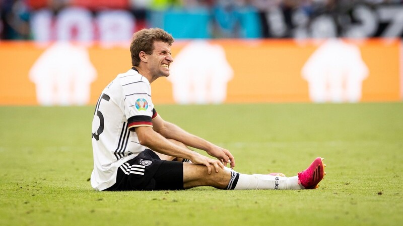 Deutschlands Thomas Müller sitzt während des EM-Spiels gegen Portugal auf dem Rasen. Wegen einer Kapselverletzung am Knie ist sein Einsatz für das DFB-Team gegen Ungarn fraglich.