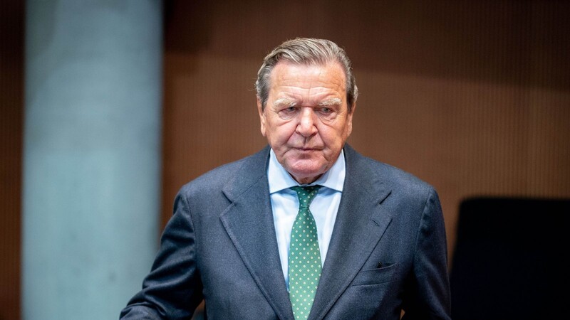 Ex-Kanzler Gerhard Schröder klagt gegen die "ruhend"-Stellung seines Büros.