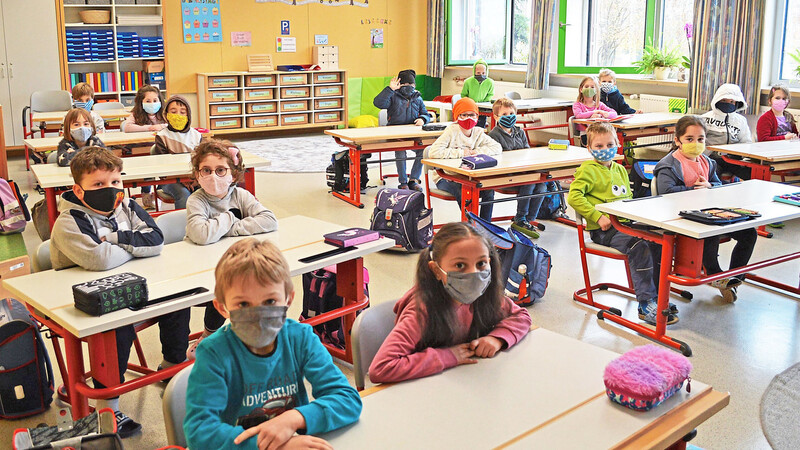 Jetzt müssen auch die Grundschüler im Unterricht Maske tragen - die meisten tragen das mit Fassung.