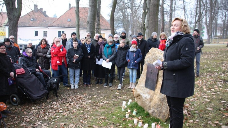 Claudia Zimmermann begrüßte als Sprecherin des Bündnisses für Toleranz und Menschenrechte die Teilnehmer am Gedenken im Stadtpark.