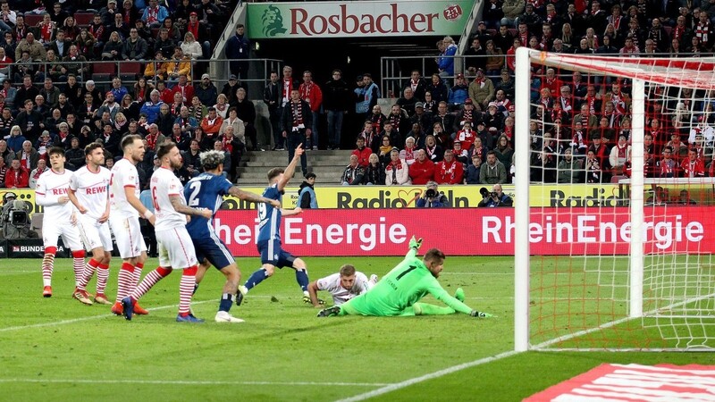 Manuel Wintzheimer (blaues Trikot, re.) bejubelt den späten Ausgleichstreffer beim Top-Spiel gegen den 1. FC Köln.