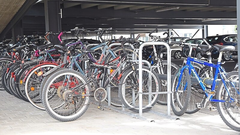 Im Vergleich zu vielen Schulen sind die Unterstellplätze für Fahrräder am Bahnhof überdacht. Doch es geht noch komfortabler.