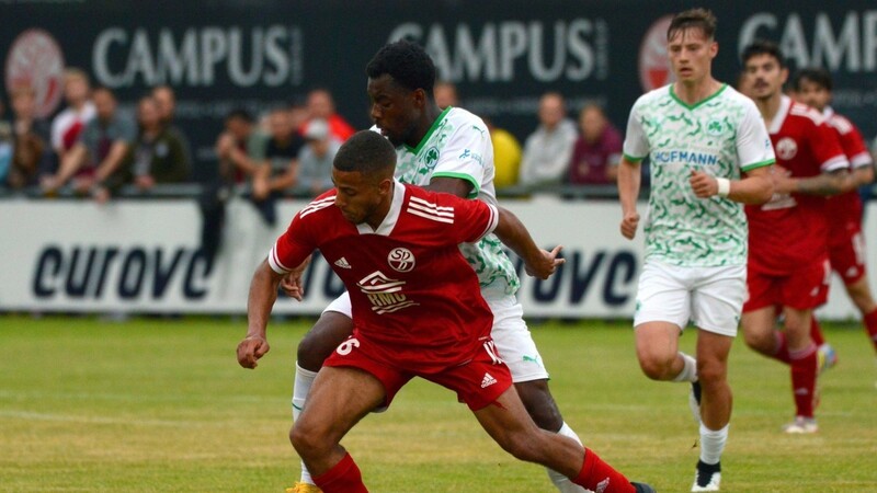 Der SV Donaustauf (rote Trikots) spielt in der kommenden Saison in der Bayernliga Nord.