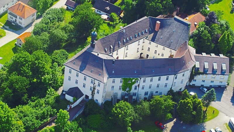 Das Schloss Poxau in seiner heutigen Form aus der Luft.