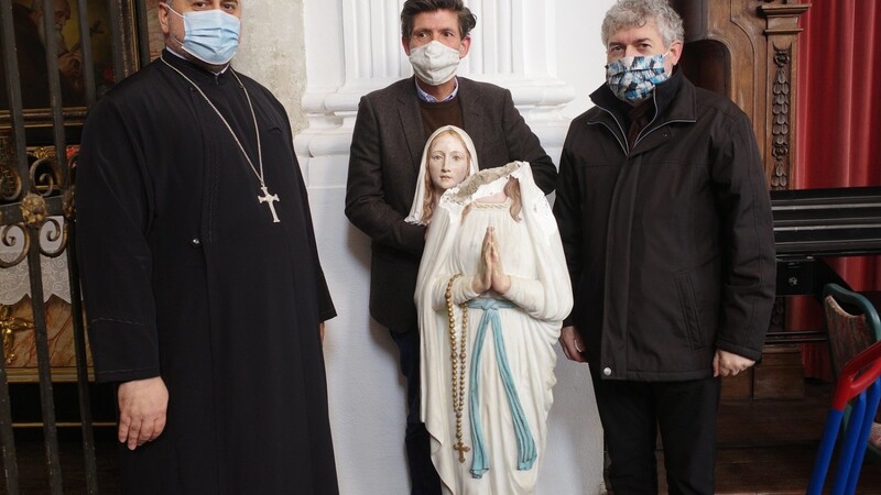 Den abgetrennten Kopf der Madonna wird Puppendoktor Marcel Offermann wieder sachgemäß auf den Rumpf der Statue montieren.