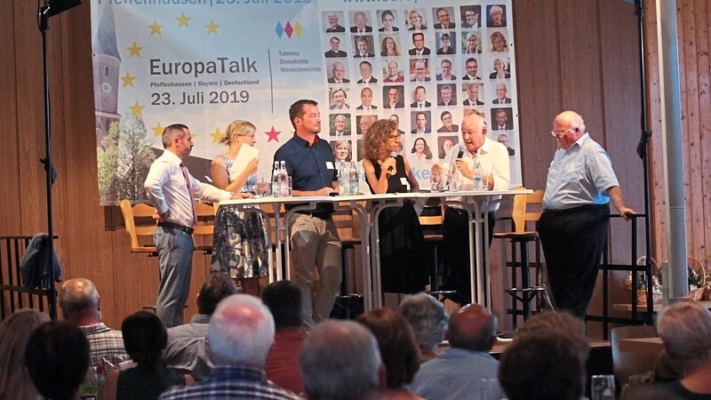 Auf dem größten Podium im Brauereigasthof Pöllinger diskutierten unter anderem Dr. Alfons Hölzl, Präsident des Bayerischen Turnverbandes, und Anton Freiher von Cetto (Europa-Union).
