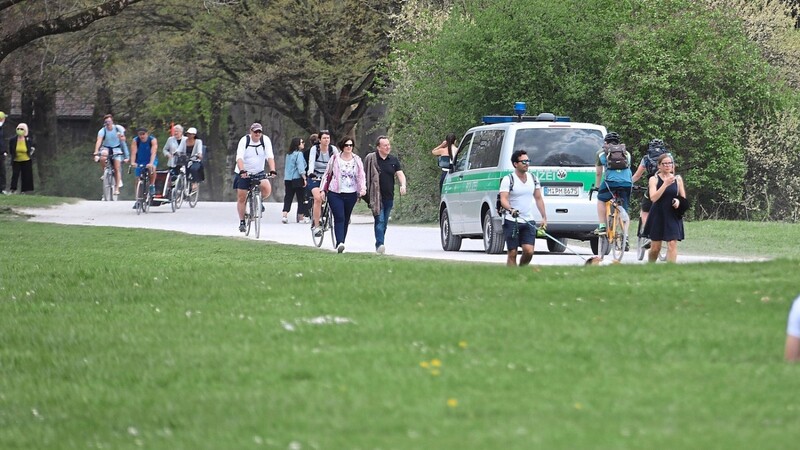 Die Polizei kontrollierte am Mittwoch fast 100 Menschen am Eingang des Münchner Parks.
