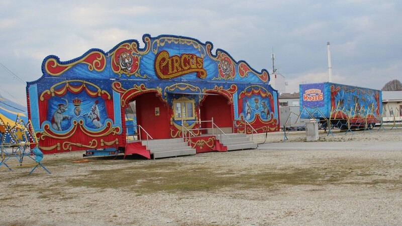 Über die Osterfeiertage bleibt der Zirkus noch in der Stadt Plattling, dann muss er sich nach einem neuen Quartier umsehen.