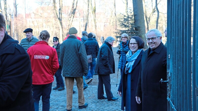 Bürgermeisterin Gertrud Maltz-Schwarzfischer (2. v. r.) und Bürgermeister Jürgen Huber freuen sich, die ersten Spaziergänger im Dörnbergpark wieder zu begrüßen.
