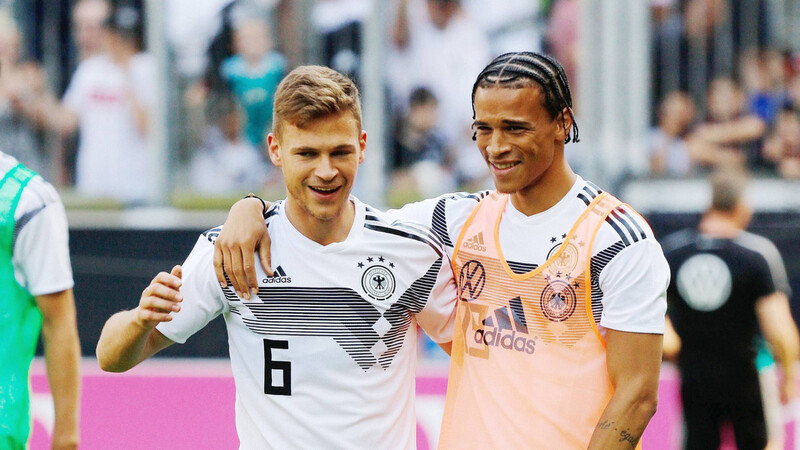 Spielen zusammen in der Nationalmannschaft - und vielleicht auch bald beim FC Bayern? Joshua Kimmich (l.) und Leroy Sané.