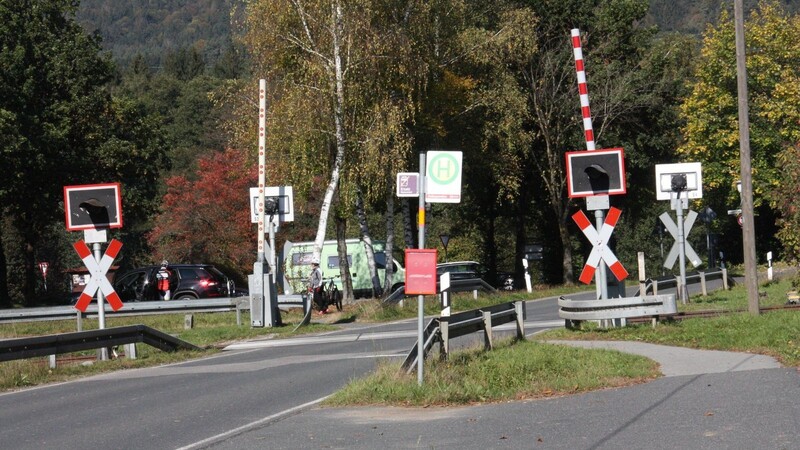 Hier wird ein neuer Fußgängerweg mit Umlaufsperre von der Länderbahn GmbH gebaut.