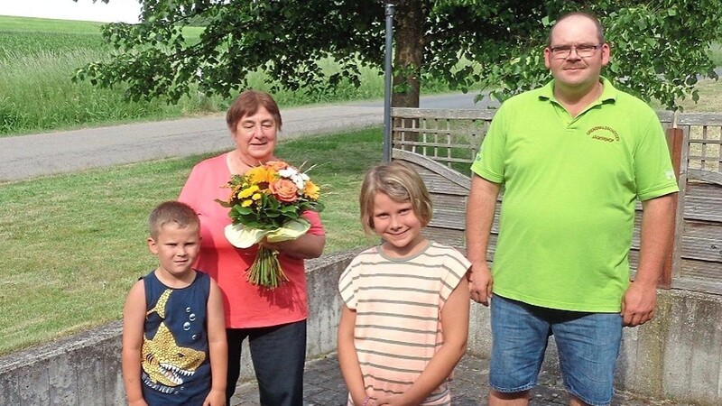 Jubilarin Helene Zierhut nahm die Glückwünsche von Schützenmeister Thomas Lobermeier und dessen Kindern Emma und Simon entgegen.