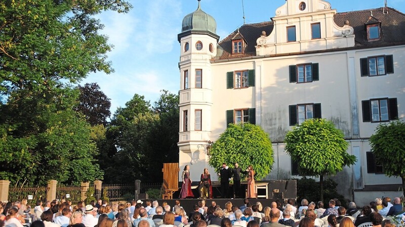 Vor der Kulisse von Schloss Peuerbach verfolgten viele Zuschauer die Inszenierung von William Shakespeares "Hamlet".