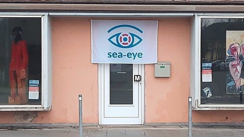 Kunstfenster mit Sea-Eye-Fahne in der Bahnhofstraße.