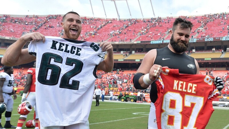 Trikottausch: Kansas-City-Star Travis Kelce (l.) und Bruder Jason von den Eagles - jeweils mit dem Jersey des Bruders.