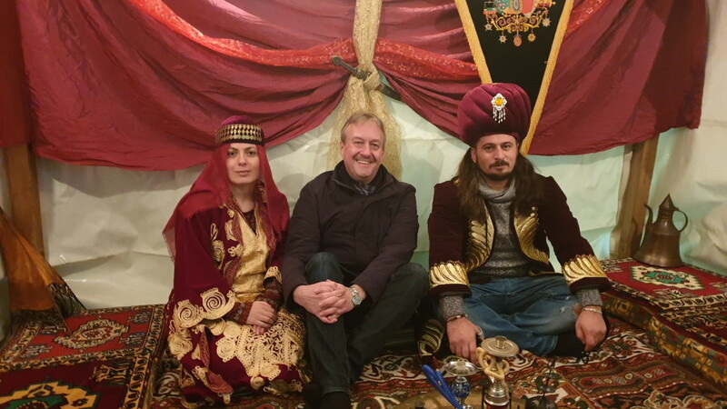 Im großen orientalischen Zelt erzählte der Märchenerzähler Yusuff Ibrahim Märchen aus Tausend und einer Nacht und freute sich über den Besuch von Herbert Blascheck.