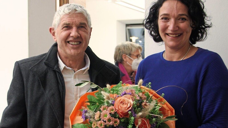 MdL Robert Riedl gratuliert der frischgebackenen Bürgermeisterin Monika Bergmann.