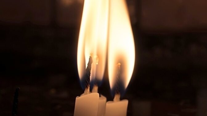Eine Kerze löste in der Messie-Wohnung ein Feuer aus.
