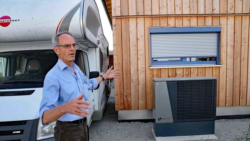 Solarfreunde-Vorsitzender Hans Stanglmair erläuterte die Wärmepumpe.