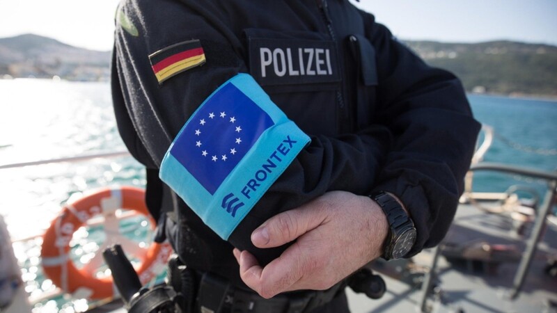 Wenn die Grenzschützer eines Mitgliedslandes von einer wachsenden Zuwandererzahl überfordert sind, soll die EU-Grenzschutzagentur Frontex zur Unterstützung anrücken. Nicht nur mit technischer Ausrüstung, sondern auch mit Fachleuten für europäisches Asylrecht und Abschiebung. (Archivfoto)