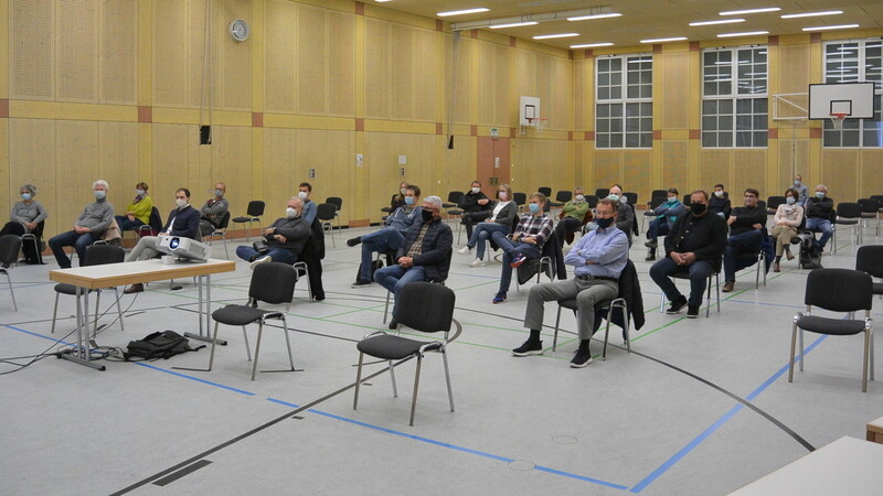 Viel Platz hatten die Zuhörer bei der Bürgerversammlung in der Haager Mehrzweckhalle.