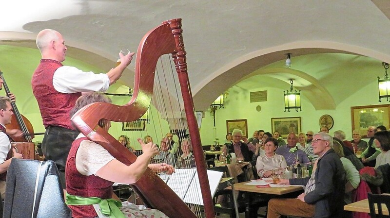 Am Donnerstag spielte die Familienmusik Servi im gut gefüllten Schlossbräukeller auf Einladung des Kolpingkulturkreises ihr Jubiläumskonzert.