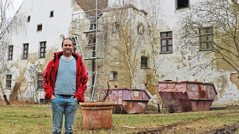 Michael Buschheuer vor seinem Schloss Grafentraubach. Als Schlossbesitzer möchte er sich noch nicht bezeichnen, das komme erst infrage, wenn er mit der Sanierung fertig ist.