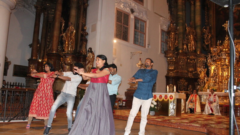 Die Besucher des Gottesdienstes wurden liturgisch wie musikalisch mitgenommen nach Indien. Indische Studenten des TUM-Campus tanzen dazu mit mitreißender Freude.