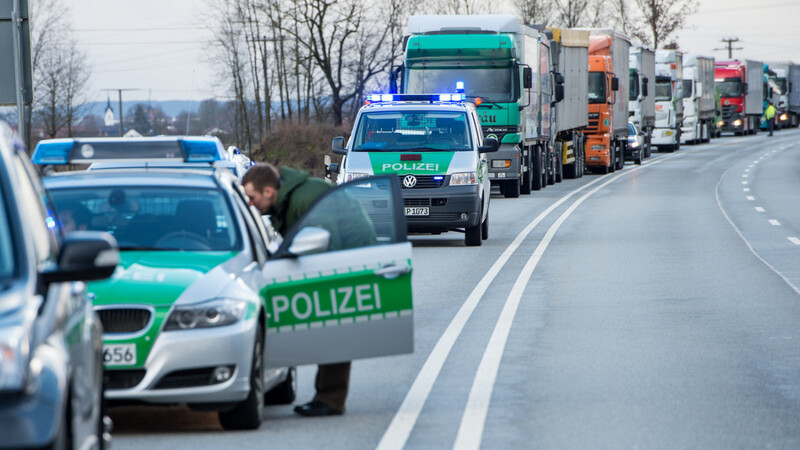 Unfall am Sonntagmittag am Autobahnkreuz Deggendorf! Ein Auto überschlug sich dabei mehrfach, vier Menschen wurden teils schwer verletzt. Darunter auch eine schwangere Frau. (Symbolbild)