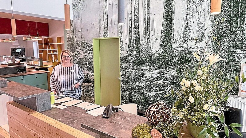 Michaela Wolff hinter dem Frontdesk der Rezeption. Bereits hier spürt der Besucher die Mystik des Waldes, das Motto des Hauses.