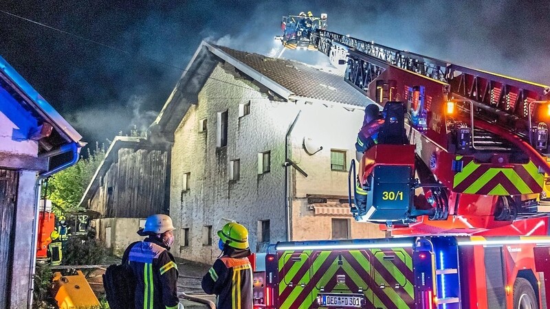 Zahlreiche Feuerwehr-Einsatzkräfte waren vor Ort und verhindeten ein vollständiges Übergreifen der Flammen auf ein leeres Wohngebäude.