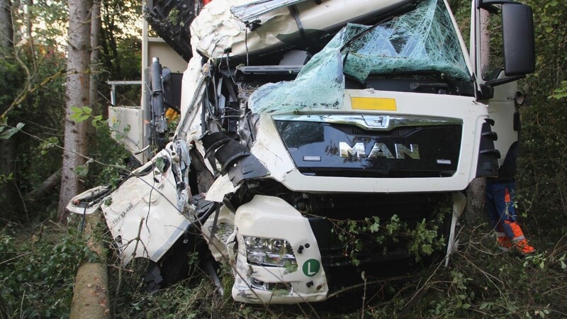 Dieser 19 Tonnen schwere Lastwagen musste nach einem Unfall auf der Staatsstraße 2041 bei Kallmünz aufwendig geborgen werden.