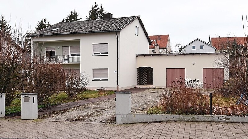 An der Bahnhofstraße soll ein älteres Haus abgerissen werden, um einer neuen Wohnanlage mit insgesamt 13 Wohneinheiten Platz zu machen. Das Vorhaben wurde im Bauausschuss vorgestellt.