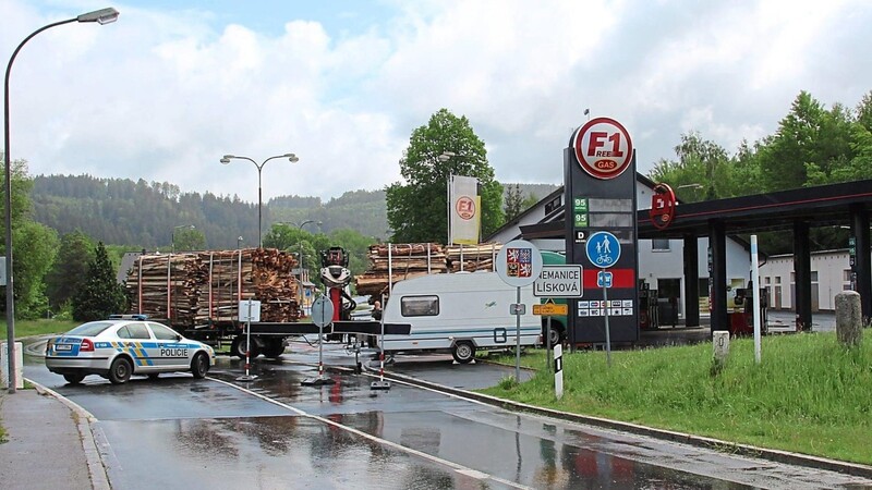 Gestern mussten die Fahrzeuge, wie dieser mit Holz beladene Lkw, am Grenzübergang Höll-Lísková/Haselbach wieder umdrehen. Erst seit Mitternacht ist die Grenze offen.
