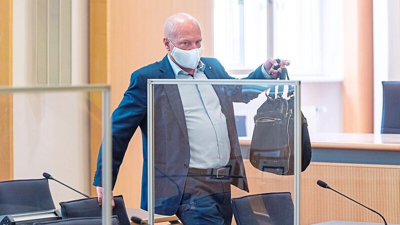 Joachim Wolbergs, Regensburger Ex-Oberbürgermeister, geht an einem früheren Verhandlungstag im Regensburger Landgericht an seinen Platz. Aufgrund der Corona-Pandemie sind Plexiglasscheiben aufgestellt. Am Dienstag hat Wolbergs sein letztes Wort im Korruptionsprozess gegen ihn gehalten.