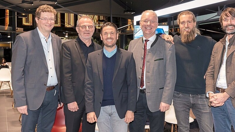 Robert Hubauer (von links), Günther Schumann, Nico Berner, Oberbürgermeister Alexander Putz, Julius Kranefuss und Marc Städtler