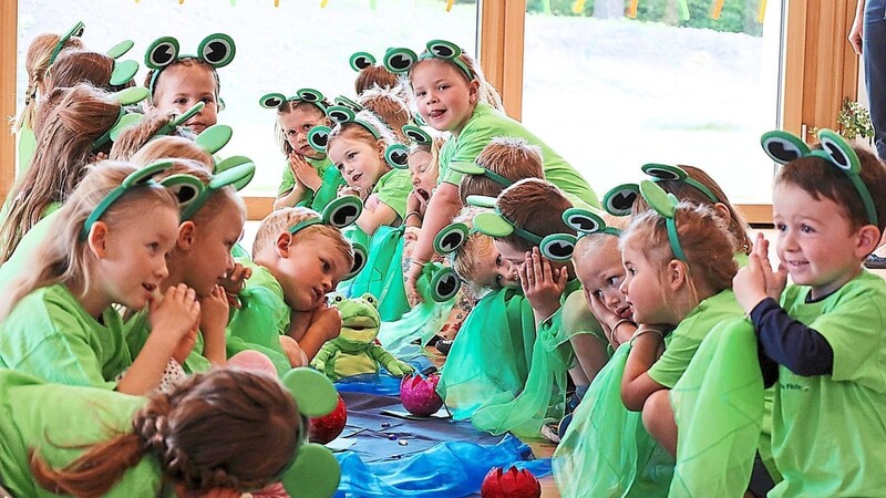 Für den Festakt hatten die Kinder etwas einstudiert: den Tanz "Der Frosch kann gut hüpfen". Die Eltern und auch die Festgäste waren begeistert.
