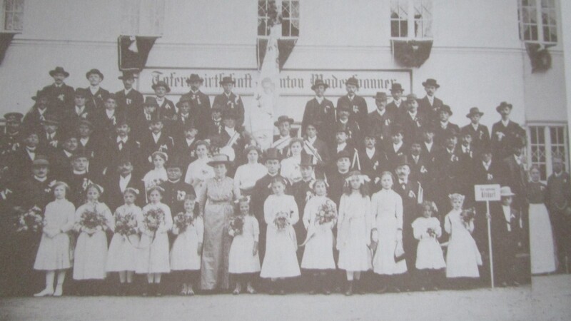 Bei der ersten Fahnenweihe des "Katholischer Arbeitervereins" 1913 vor der "Tafernwirtschaft Wadenspanner".