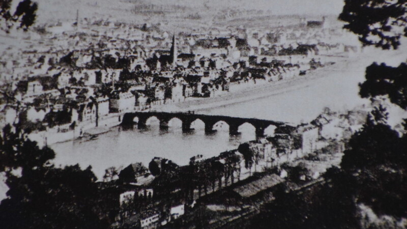 Eine alte Aufnahme der "Alten Moselbrücke" von Trier, einem römischen Baudenkmal und mittlerweile UNESCO-Welterbe.