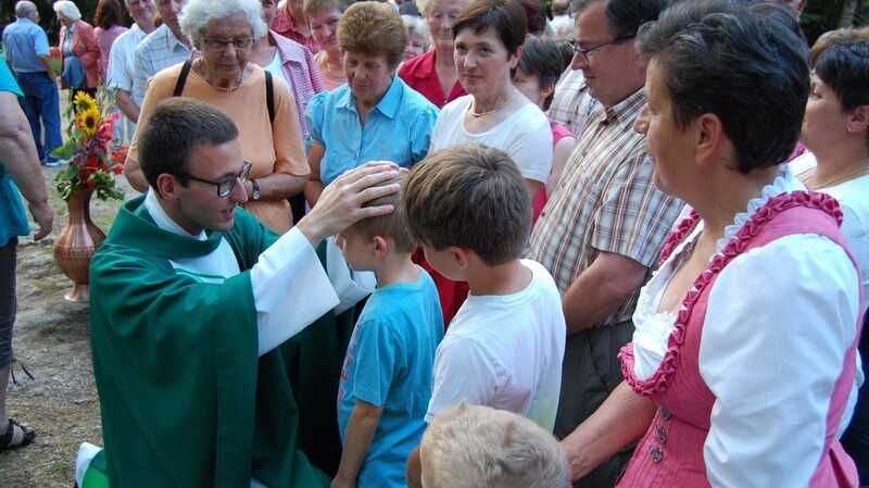 Pater Felix erteilte den Primizsegen mit Handauflegung auch einzelnen Gläubigen, die sich in einer langen Schlange einreihten.