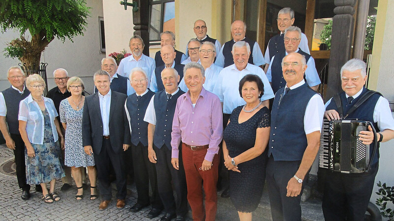 Die Altbürgermeister Josef Billinger (90) und Hans Tiefenbeck (80) feierten ihren Runden gemeinsam mit Landrat Peter Dreier, dem Bürgermeisterchor und kommunalpolitischen Weggefährten.