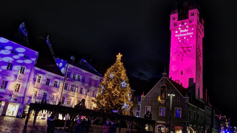 Die Stadt grüßt nun mit "Fröhliche Weihnachten" am Wahrzeichen der Stadt