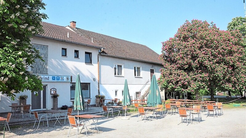 Viele Biergärten im Landkreis sind für eine Öffnung unter Auflagen gerüstet und die blühenden Kastanienbäume tragen ihren Teil dazu bei, wie die Gastwirtschaft Gschwind in Schönach.