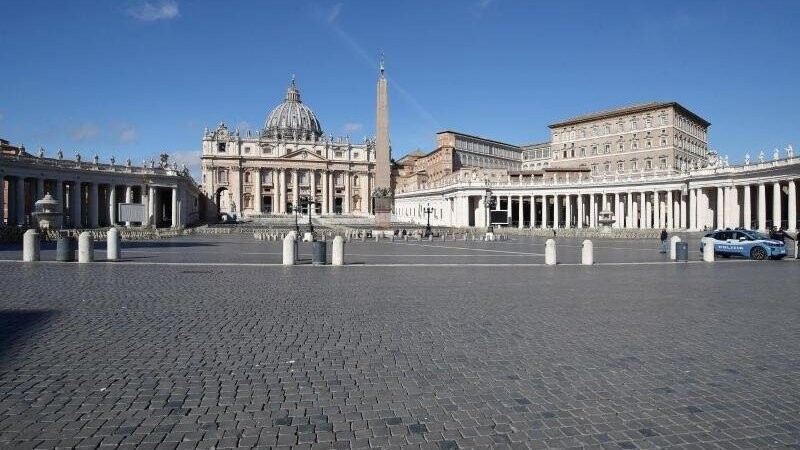 Menschenleerer Petersplatz in Rom.