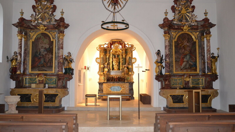 Der mittige Blick auf den neu gestalteten Altarraum.